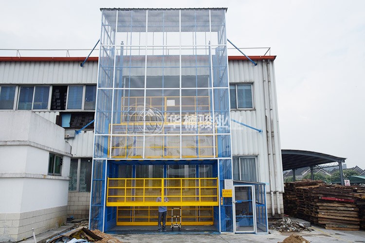操作人員使用升降機符合操作規(guī)程嗎？
