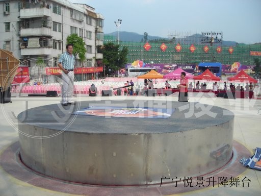 戶外使用旋轉(zhuǎn)升降舞臺(tái)有哪些防潮小妙招